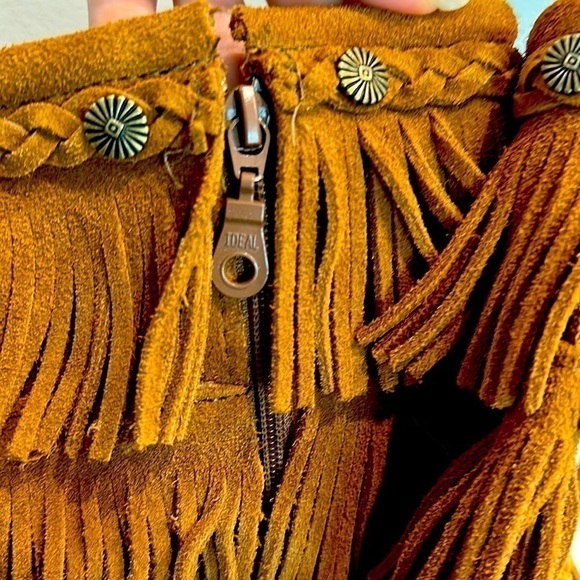 GIRLS Minnetonka suede fringe boots size 1Y - Picture 4 of 7
